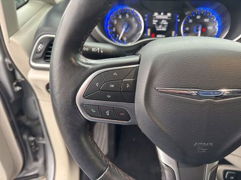 Used 2020 Chrysler Pacifica Touring-L image 12