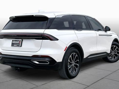 Used 2024 Lincoln Nautilus Premier image 12