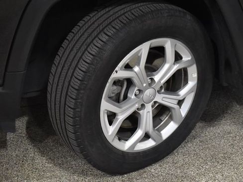 Used 2024 Jeep Compass Latitude image 11