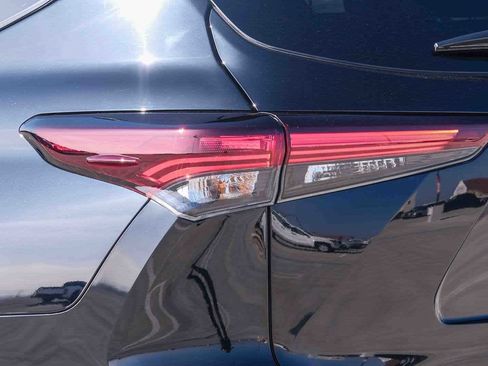 Used 2025 Toyota Highlander XSE AWD/4WD image 7
