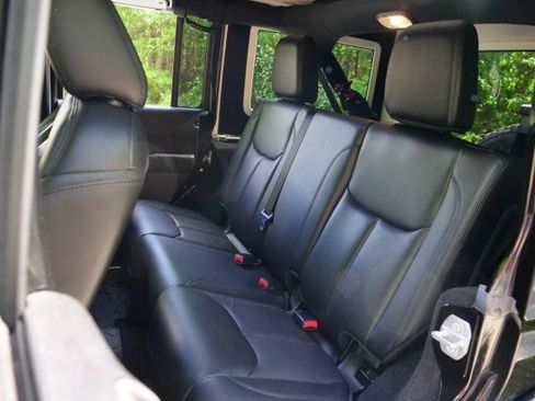 Used 2015 Jeep Wrangler Unlimited Sahara image 19