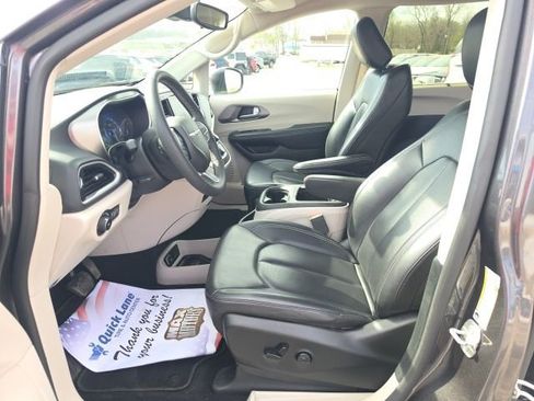 Used 2023 Chrysler Pacifica Touring-L image 19