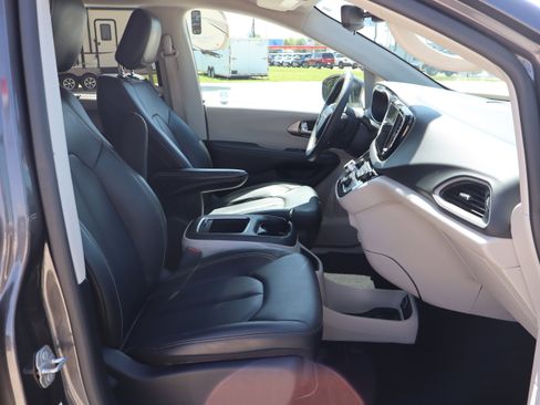 Used 2023 Chrysler Pacifica Touring-L FWD image 14