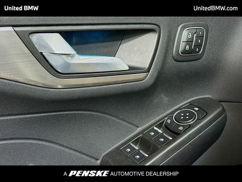 Used 2022 Ford Escape Titanium image 3