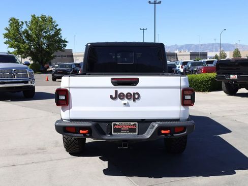 Used 2025 Jeep Gladiator Mojave w/ Convenience Group AWD/4WD image 5