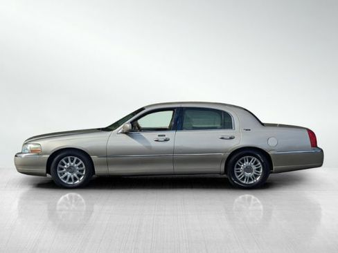 Used 2011 Lincoln Town Car Signature Limited image 7