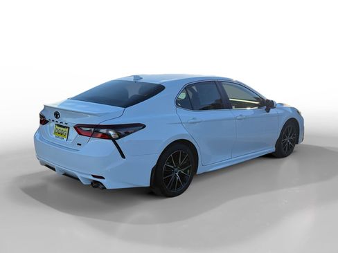 Used 2024 Toyota Camry SE image 5