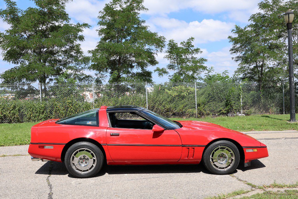 Used 1987 Chevrolet Corvette Coupe RWD image 3