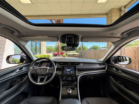 Used 2023 Jeep Grand Cherokee Laredo w/ Luxury Tech Group I AWD/4WD image 2