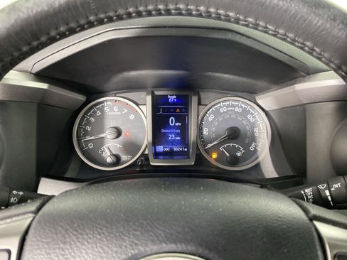 Used 2017 Toyota Tacoma SR5 w/ SR5 Appearance Package (SM) image 20