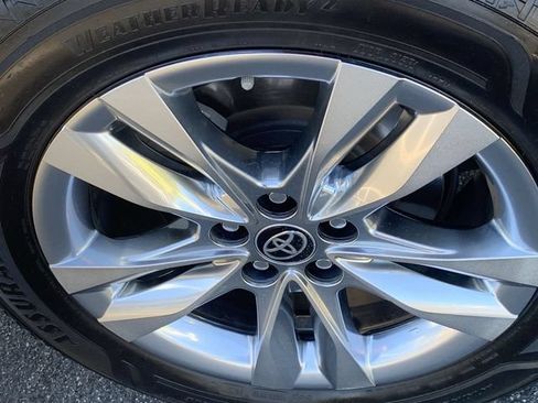 Used 2023 Toyota Sienna Limited FWD image 36