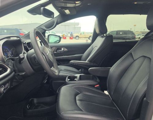 Used 2026 Chrysler Pacifica Select FWD image 3