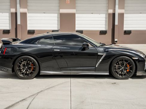 Used 2017 Nissan GT-R Premium image 9