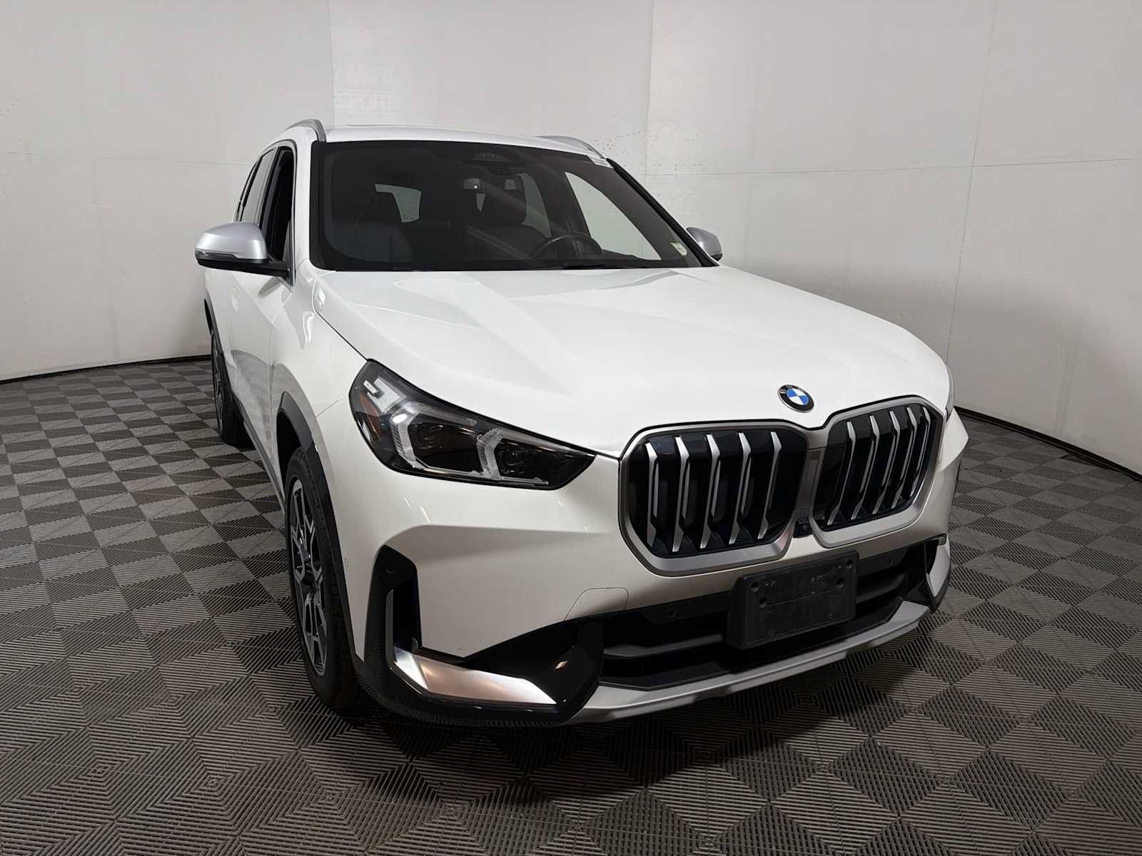 Used 2023 BMW X1 xDrive28i w/ Premium Package AWD/4WD image 2