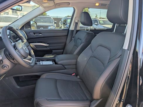 New 2025 Nissan Pathfinder Platinum w/ Black Appearance Package image 18