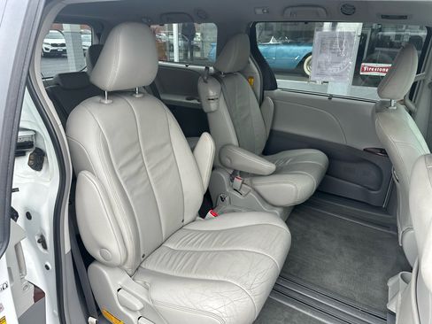 Used 2014 Toyota Sienna XLE image 18