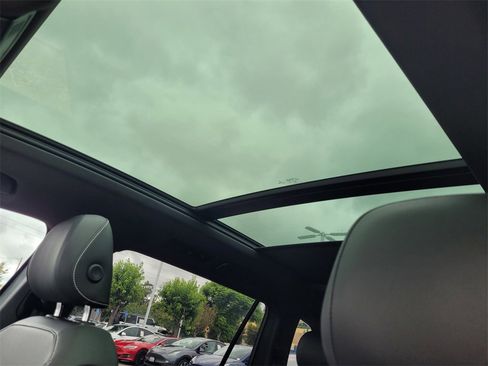 Certified 2021 Volkswagen Tiguan SE R-Line image 18