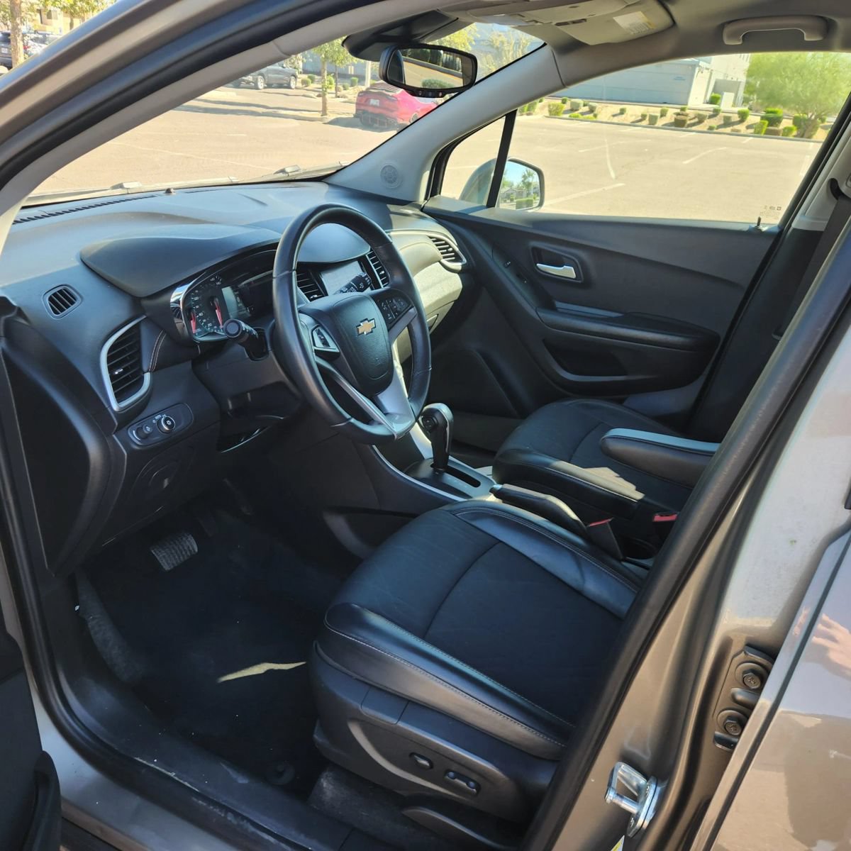 Used 2021 Chevrolet Trax LT w/ LT Convenience Package FWD image 8