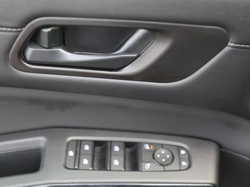 Used 2025 Nissan Pathfinder SV image 8