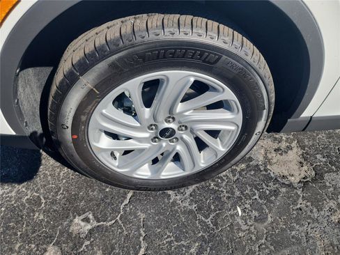 New 2026 Lincoln Corsair Premiere image 9