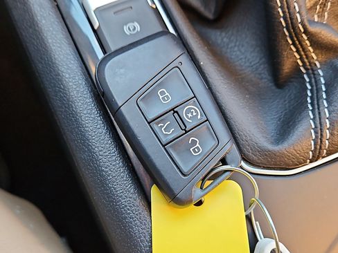 Certified 2022 Volkswagen Tiguan SE R-Line image 20