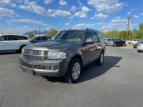 Used 2014 Lincoln Navigator 2WD image 1