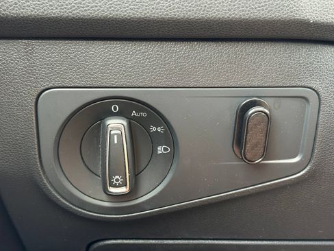 Used 2023 Volkswagen Tiguan SE w/ Panoramic Sunroof Package FWD image 13
