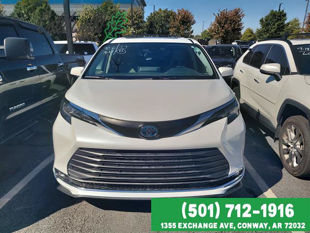 Used 2022 Toyota Sienna XLE w/ XLE Plus Package FWD image 2