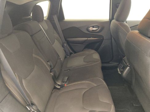 Used 2016 Jeep Cherokee Latitude FWD image 19