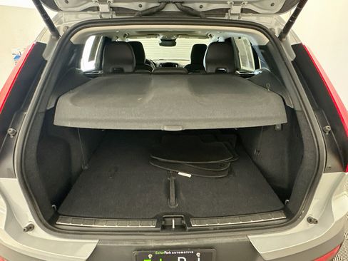 Used 2025 Volvo XC40 B5 Plus AWD/4WD image 31