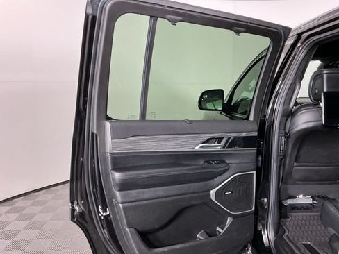 Used 2022 Jeep Wagoneer Series III w/ Rear Seat Entertainment Group AWD/4WD image 27