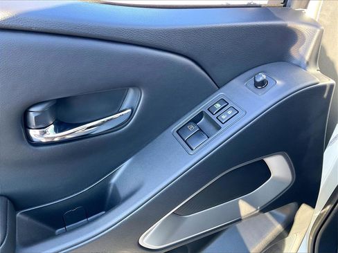 Used 2025 Nissan Frontier SV image 33