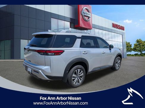 Certified 2025 Nissan Pathfinder SL w/ Cargo Package AWD/4WD image 5