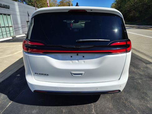 New 2026 Chrysler Pacifica Select image 6