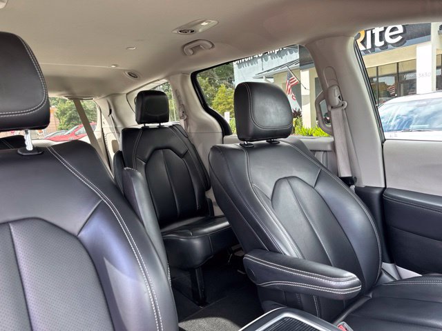 Used 2023 Chrysler Pacifica Touring-L FWD image 12