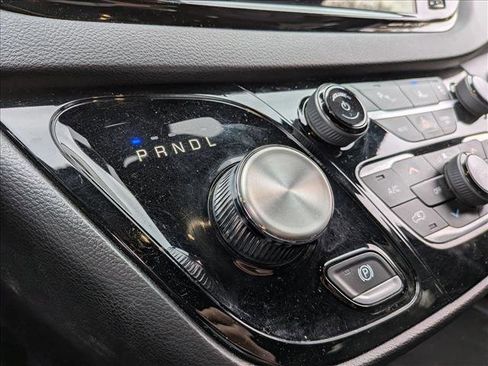 Used 2025 Chrysler Pacifica Select image 12