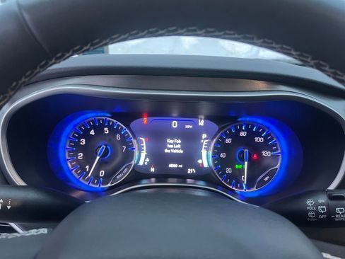 Used 2024 Chrysler Pacifica Touring-L image 20