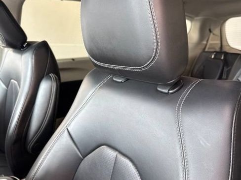 Used 2024 Chrysler Pacifica Touring-L FWD image 3