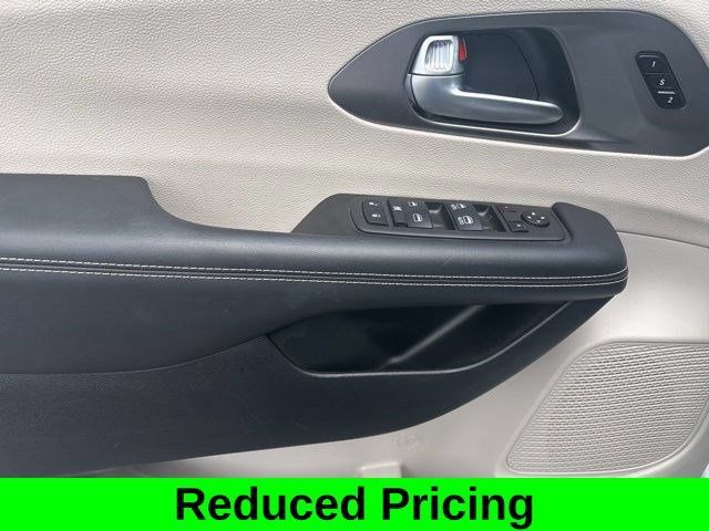 Used 2024 Chrysler Pacifica Touring-L FWD image 13