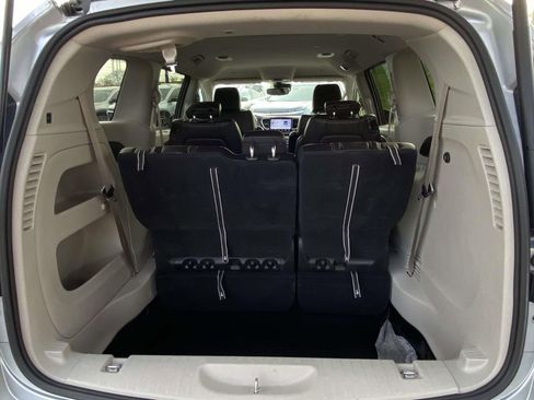 Used 2023 Chrysler Pacifica Touring-L image 8