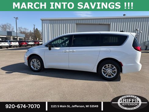 New 2026 Chrysler Pacifica Select image 15