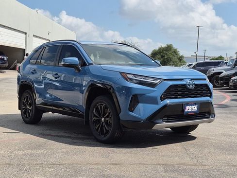 Used 2022 Toyota RAV4 SE AWD/4WD image 3