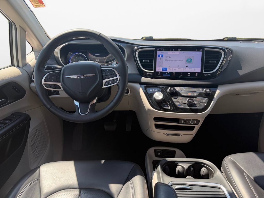 Used 2023 Chrysler Pacifica Touring-L FWD image 12