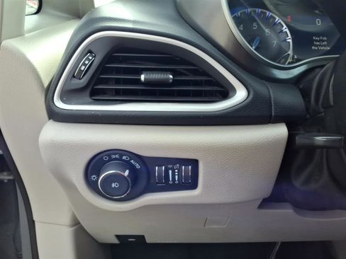 Used 2022 Chrysler Pacifica Touring-L image 16