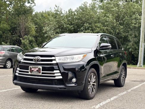 Used 2017 Toyota Highlander XLE AWD/4WD image 1