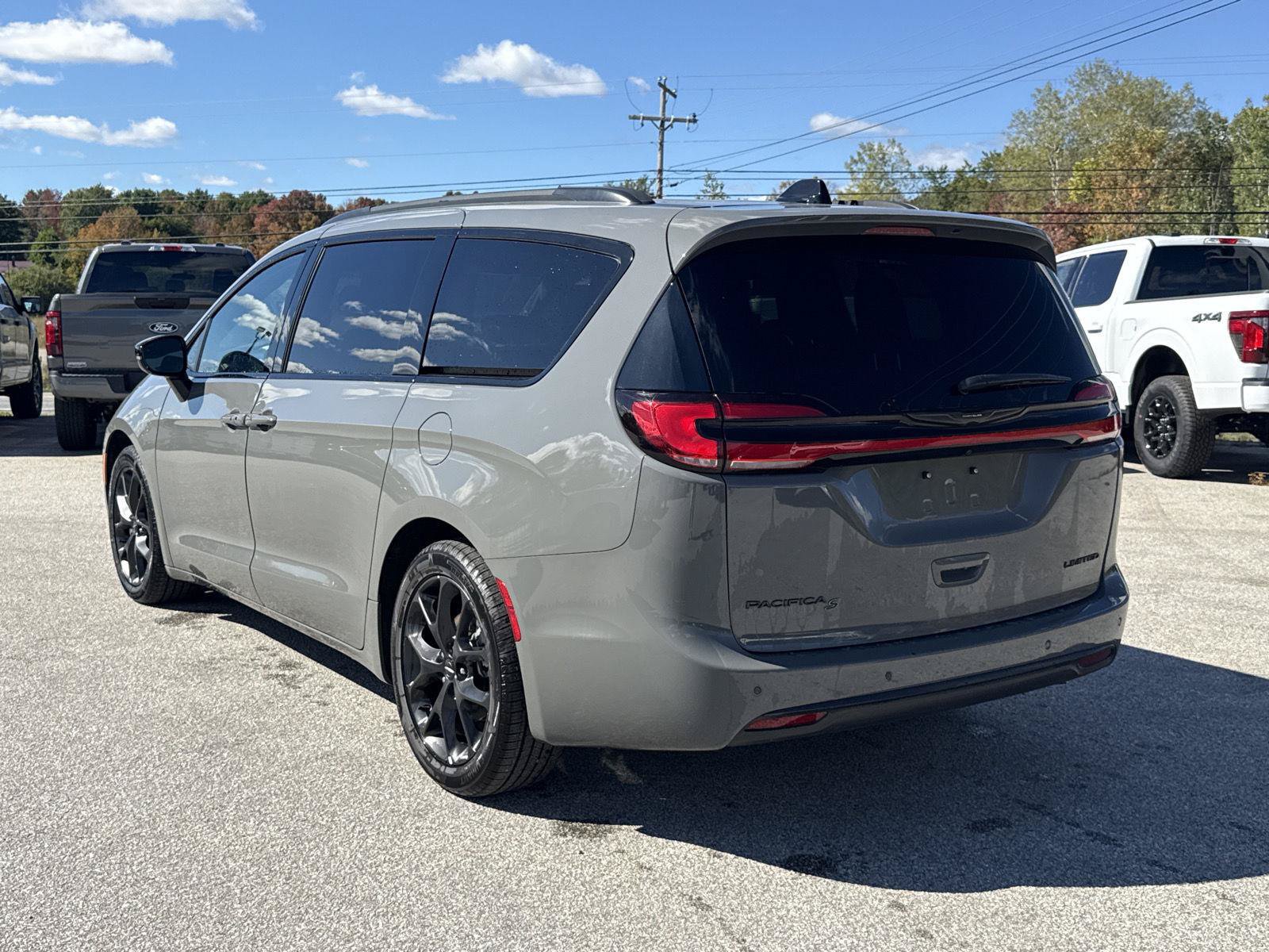 Used 2025 Chrysler Pacifica Limited FWD image 6