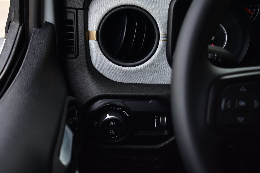 Used 2025 Jeep Gladiator Sport AWD/4WD image 36