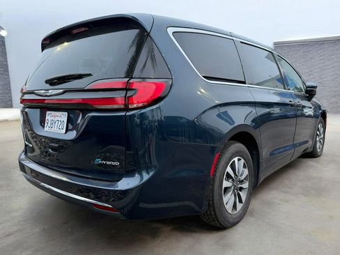 Used 2023 Chrysler Pacifica Touring-L image 5