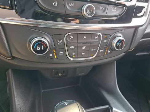 Used 2020 Chevrolet Traverse LT AWD/4WD image 17