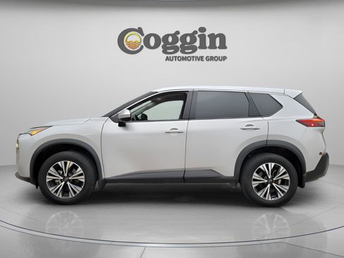 Used 2023 Nissan Rogue SV image 2